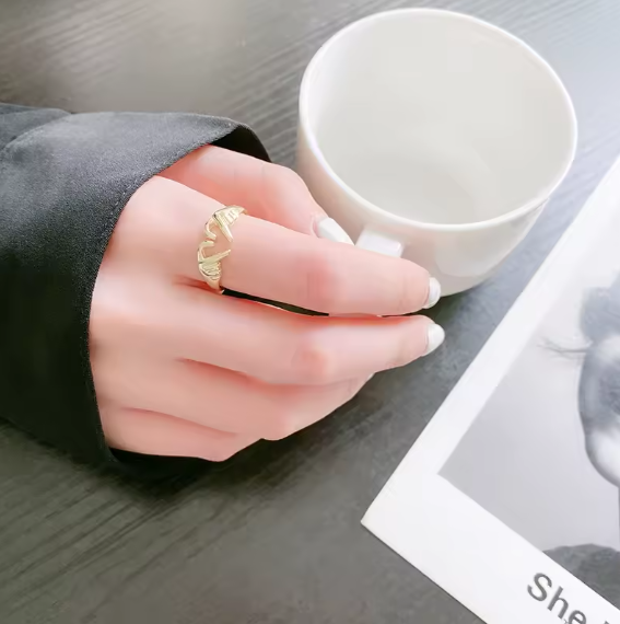 Anillo oro con forma de corazón